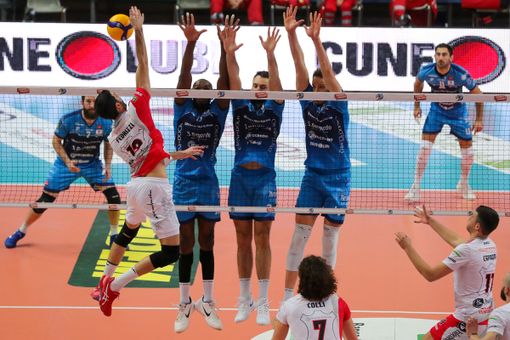 Il muro a tre di Cuneo su un attacco di Fedrizzi durante la gara di regular season contro Santa Croce (Foto: Valerio Giraudo) Il muro a tre di Cuneo su un attacco di Fedrizzi durante la gara di regular season contro Santa Croce (Foto: Valerio Giraudo)
