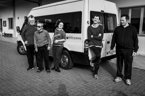 Il grazie della cooperativa Il Ramo alla Cra di Boves per il sostegno nell'acquisto di un pullmino