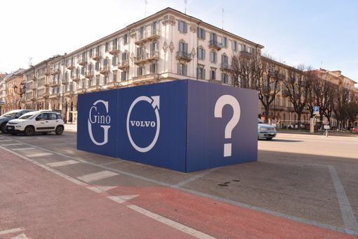 Una misteriosa scatola blu incuriosisce Cuneo: cosa si cela al suo interno?