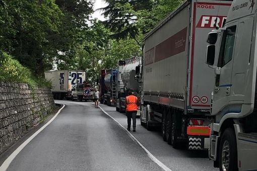 Nell'immagine d'archivio code al Colle di Nava Nell'immagine d'archivio code al Colle di Nava