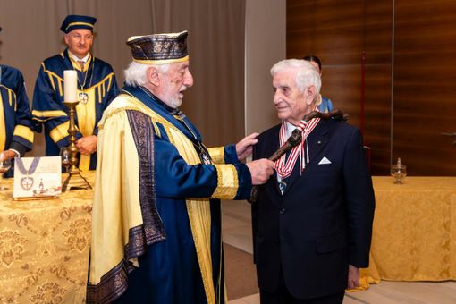 Il senatore Zanoletti consegna il collare a Matterino Dogliani Il senatore Zanoletti consegna il collare a Matterino Dogliani