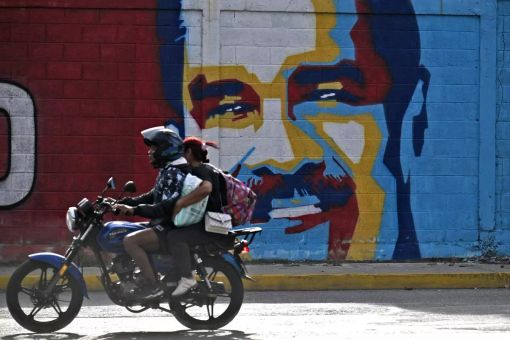 Un murales raffigurante Maduro (foto Afp - Adnkronos)