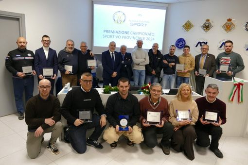 Foto di gruppo per piloti e navigatori che hanno preso parte e ottenuto risultati al campionato provinciale sport automobilistico 2024 organizzato dall’Automobile Club Cuneo Foto di gruppo per piloti e navigatori che hanno preso parte e ottenuto risultati al campionato provinciale sport automobilistico 2024 organizzato dall’Automobile Club Cuneo