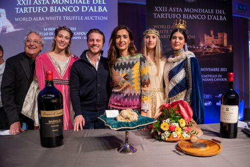 Uno scatto dall'ultima edizione dell'Asta, bandita dai conduttori Caterina Balivo ed Enzo Iacchetti Uno scatto dall'ultima edizione dell'Asta, bandita dai conduttori Caterina Balivo ed Enzo Iacchetti