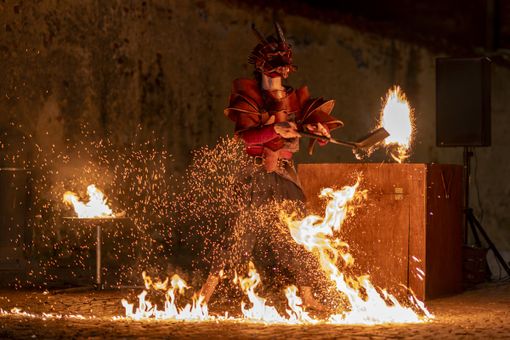Nella foto (di Antonio La Grotta) lo spettacolo "Spirito di drago"