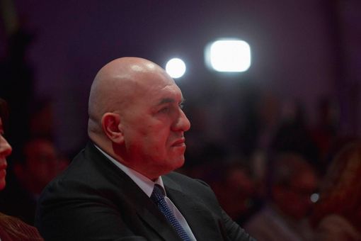 "Pronto, sono Crosetto": con la finta voce del ministro hanno provato a truffare anche De Benedetti e Armani "Pronto, sono Crosetto": con la finta voce del ministro hanno provato a truffare anche De Benedetti e Armani