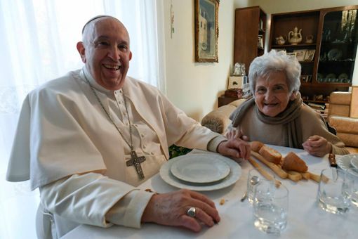 Il Santo Padre con la cugina nel corso della sua visita astigiana (ph. Vatican Media)