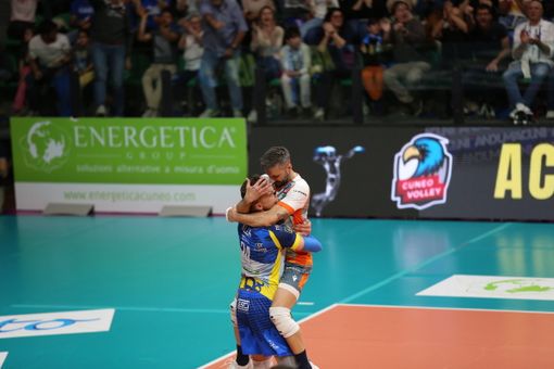 Domenico Cavaccini abbraccia Karli Allik: Cuneo è in SuperLega