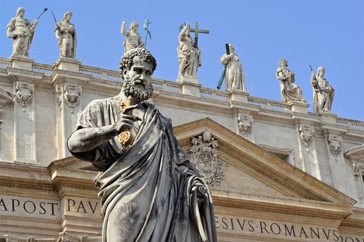 In foto la statua di san Pietro in Vaticano