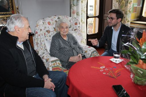 Da sinistra: Antonio Degiacomi, Clotilde Viglino e Alberto Gatto in occasione della festa dei 100 anni, lo scorso 23 gennaio
