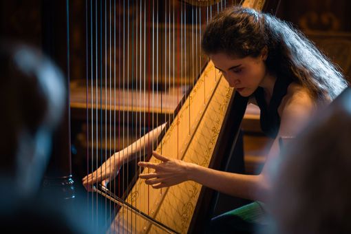 Il Festival “Colline in Musica” chiude un’edizione di grande successo: nel 2026 ricercherà le sue “Radici” Il Festival “Colline in Musica” chiude un’edizione di grande successo: nel 2026 ricercherà le sue “Radici”