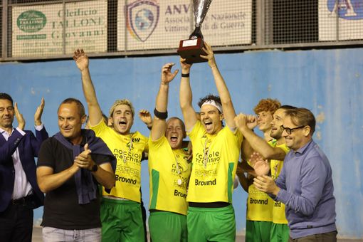 Vacchetto e compagni alzano il trofeo