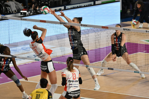 Le Gatte in azione nel match contro Bergamo Le Gatte in azione nel match contro Bergamo