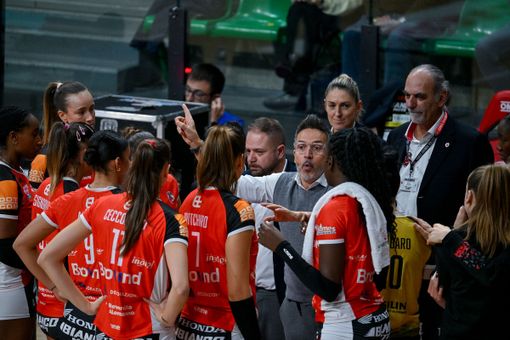 Coach Salvagni e le Gatte della Honda Cuneo Granda Volley (Foto di Danilo Ninotto)