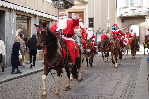 A Bra Babbo Natale va a cavallo con la Scuderia del Bandito A Bra Babbo Natale va a cavallo con la Scuderia del Bandito