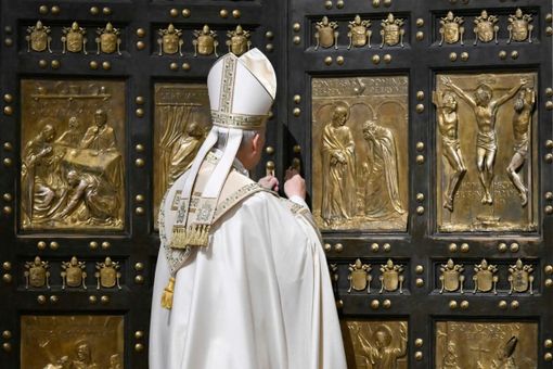 Leone XIV chiude la Porta Santa della basilica di San Pietro (foto Vatican news)