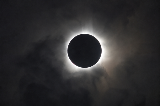 Eclissi solare, il direttore di Oculistica dell'Asl Cn2: "Nessuna protezione fai da te, servono occhiali certificati"