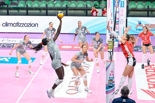 Cuneo ha retto un set, poi Busto ha dilagato: 0-3 per le lombarde (Foto Danilo Ninotto) Cuneo ha retto un set, poi Busto ha dilagato: 0-3 per le lombarde (Foto Danilo Ninotto)