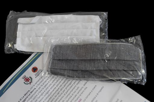 Le mascherine distribuite a La Morra (foto di Barbara Guazzone) Le mascherine distribuite a La Morra (foto di Barbara Guazzone)