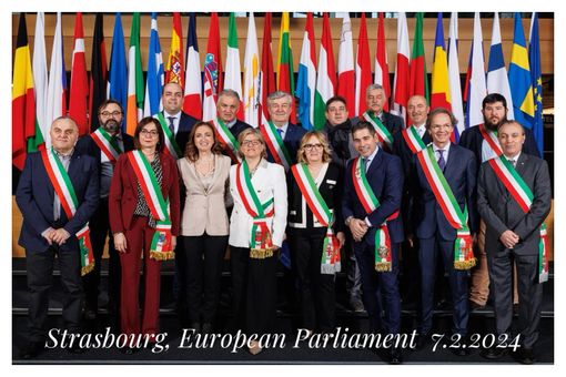 Una delegazione di sindaci della Langa in visita al Parlamento Europeo a Strasburgo Una delegazione di sindaci della Langa in visita al Parlamento Europeo a Strasburgo