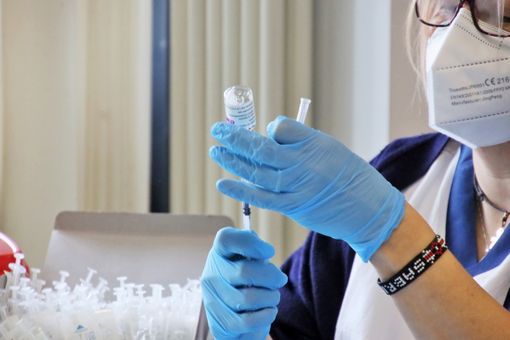 Quarta dose per gli over 80 non fragili: dal 26 aprile possibile riceverla anche in farmacia Quarta dose per gli over 80 non fragili: dal 26 aprile possibile riceverla anche in farmacia