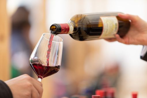 Nelle Langhe si discute del futuro del vino tra dazi e trasformazioni:  "Serve chiarezza, il consumatore non va confuso"