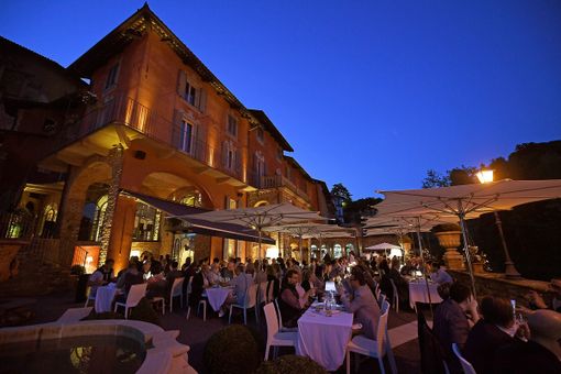 L'atmosfera unica di una cena passata organizzata dai Barolo Boys (Foto pagina Fb Barolo Boys)