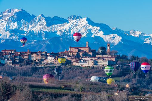 Spettacolo tra le nuvole a Mondovì per l'Epifania (Foto R. Croci) Spettacolo tra le nuvole a Mondovì per l'Epifania (Foto R. Croci)