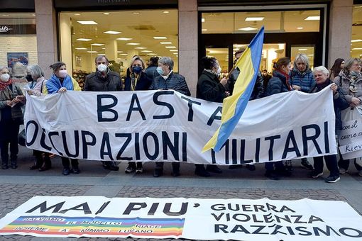 Ad Alba non mancano le iniziative di solidarietà per il popolo dell'Ucraina già durante la manifestazione svoltasi sabato 26 febbraio Ad Alba non mancano le iniziative di solidarietà per il popolo dell'Ucraina già durante la manifestazione svoltasi sabato 26 febbraio