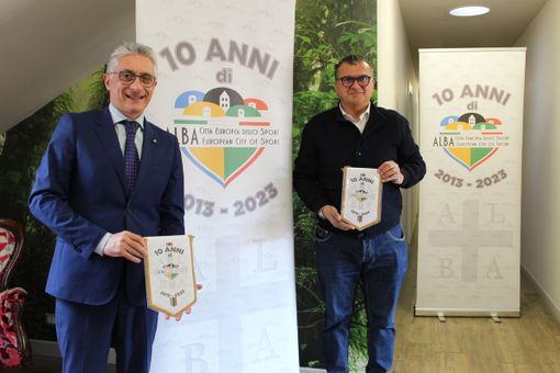Il sindaco Carlo Bo con Daniele Sobrero, il consigliere comunale con delega allo sport, con i gagliardetti del decennale