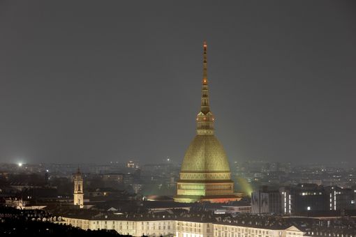 La Mole Antonelliana, i ponti lungo il Po e il Palazzo Civico di Torino sono illuminati di giallo per il Tour de France La Mole Antonelliana, i ponti lungo il Po e il Palazzo Civico di Torino sono illuminati di giallo per il Tour de France