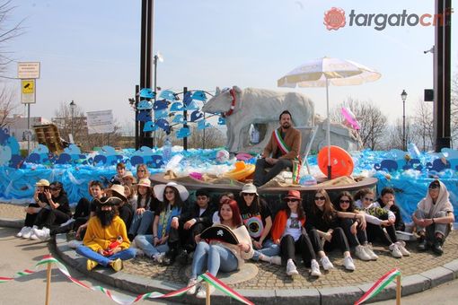 A Carrù c'è il mare: un'onda blu con oltre mille poesie in bottiglia ha dato vita al 'Lido dei buoi' [FOTO E VIDEO]