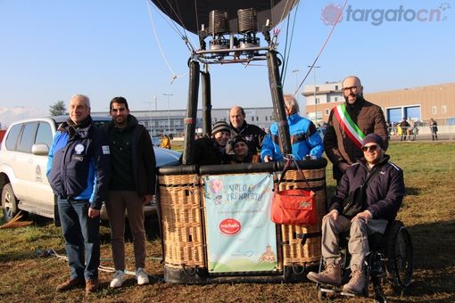 Donato a Mondovì il cesto che consentirà anche ai disabili di volare in mongolfiera Donato a Mondovì il cesto che consentirà anche ai disabili di volare in mongolfiera