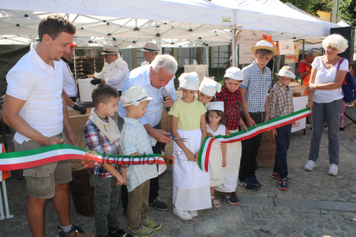 Il taglio del nastro Il taglio del nastro