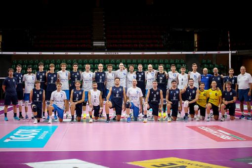 Le due squadre in campo per l'allenamento congiunto Le due squadre in campo per l'allenamento congiunto