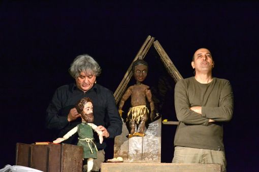 Spettacolo teatrale a Busca: in scena le avventure di Robinson Crusoe
