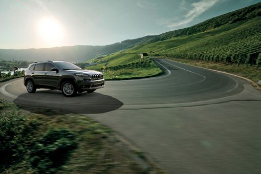 La nuova Jeep Cherokee si rinnova con l’arricchimento degli allestimenti.