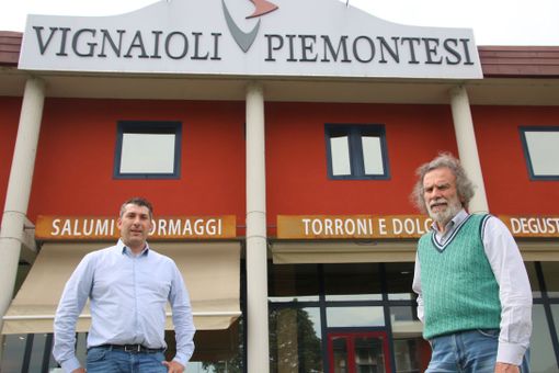 Vignaioli Piemontesi: il nuovo direttore dal 1º giugno Davide Viglino e l'ex Gigi Biestro davanti alla sede e all'enoteca dell'Organizzazione di Produttori