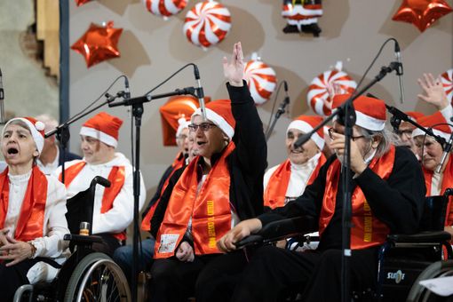 Il Coro degli afasici di A.L.I.Ce. in concerto ai Portici di Fossano Il Coro degli afasici di A.L.I.Ce. in concerto ai Portici di Fossano