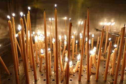 Le candele accese, segno di fede e di preghiera davanti a Dio