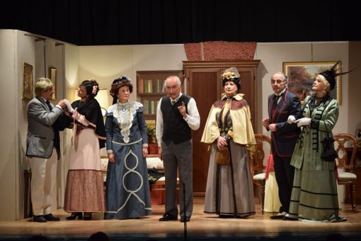 Il cast della Compagnia  "D'la Vila"  in scena al teatro Magda Olivero di Saluzzo