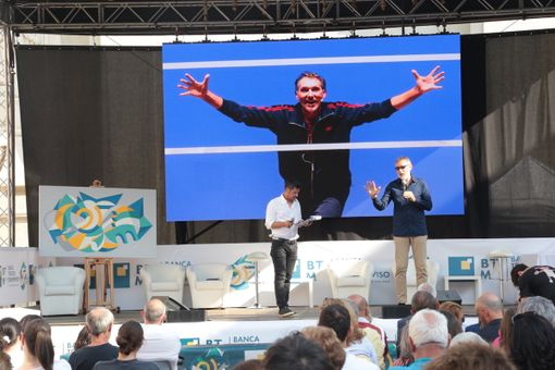 Lo sport festeggia i 25 anni di BTM: Andrea Zorzi sul palco di Carmagnola tra racconto, spettacolo e valori di squadra [VIDEO]