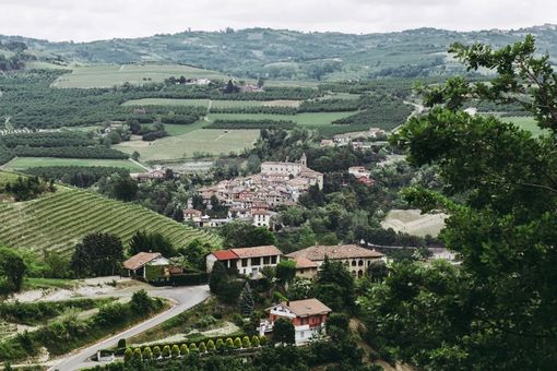 Una veduta del centro langarolo Una veduta del centro langarolo