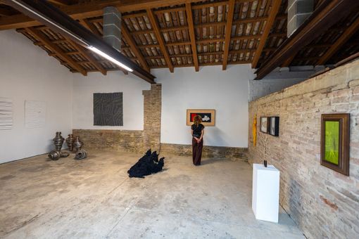 La collina sale sempre: il Festival che intreccia arte contemporanea, paesaggio e memoria La collina sale sempre: il Festival che intreccia arte contemporanea, paesaggio e memoria