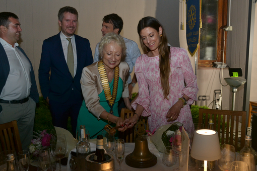 Passaggio di consegne al Rotary di Alba, il collare da Gaia Frunzio alla nuova presidente Piera Arata