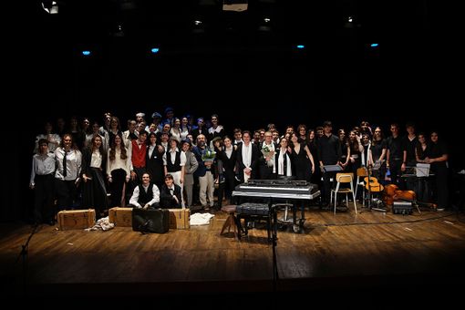 Saluzzo, “Il viaggio della speranza” conquista il palco con Novecento e gli attori del Bodoni