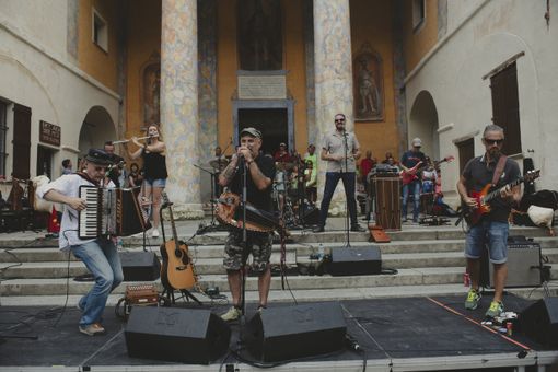 I Lou Dalfin in concerto al santuario di Castelmagno