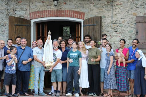 Le famiglie di Maurizio e Paola con Carlo e Shannon con la copia della statua della Madonna di Fatima portata per una benedizione alla Casa del Mulino la scorsa settimana Le famiglie di Maurizio e Paola con Carlo e Shannon con la copia della statua della Madonna di Fatima portata per una benedizione alla Casa del Mulino la scorsa settimana