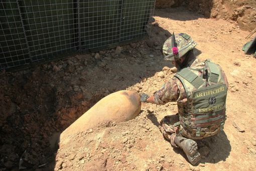 Un operatore effettua riconoscimento dell’ordigno Un operatore effettua riconoscimento dell’ordigno