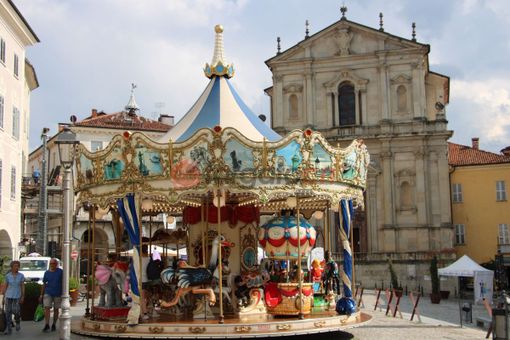 La giostra dei cavalli per l'allestimento della Mostra dell'Artigianato